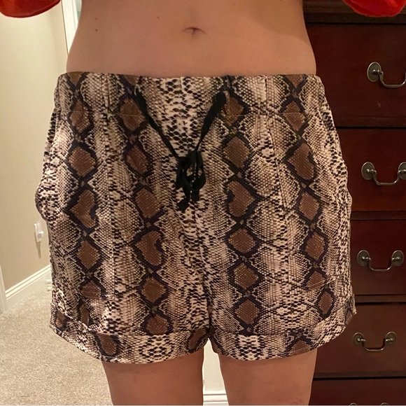 Snakeskin shorts, size XL - Picture 5 of 6